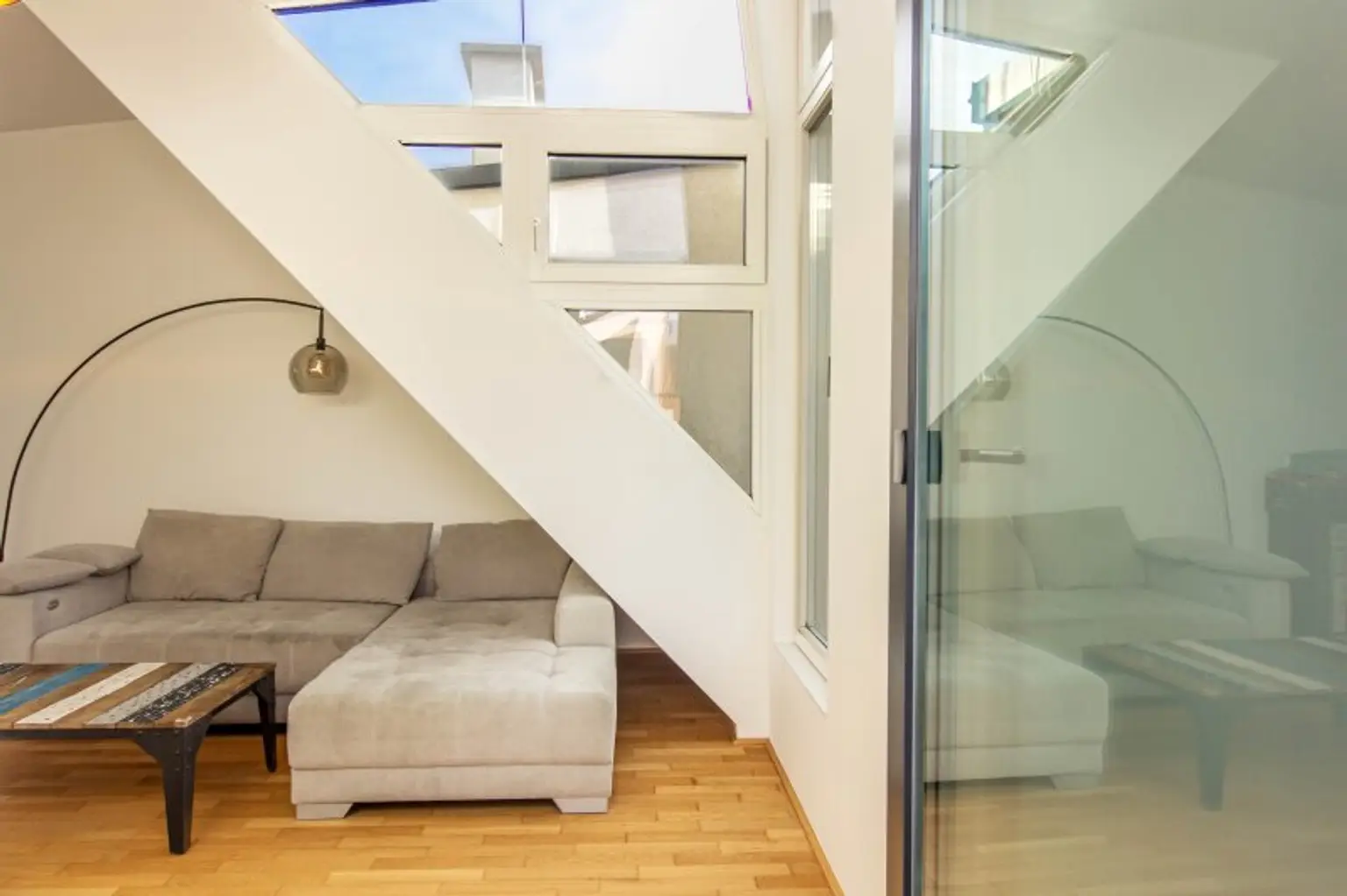 Traumhaft ruhige DG-Wohnung mit Terrasse bei U4-Hütteldorf - VOLL MÖBLIERT