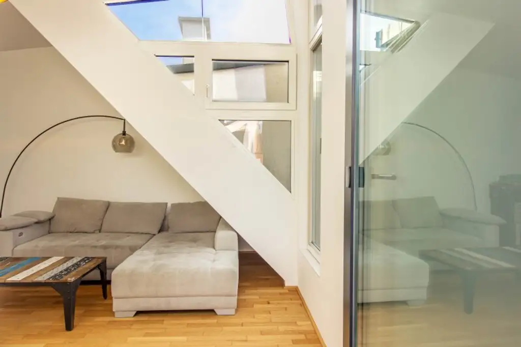 Traumhaft ruhige DG-Wohnung mit Terrasse bei U4-Hütteldorf - VOLL MÖBLIERT