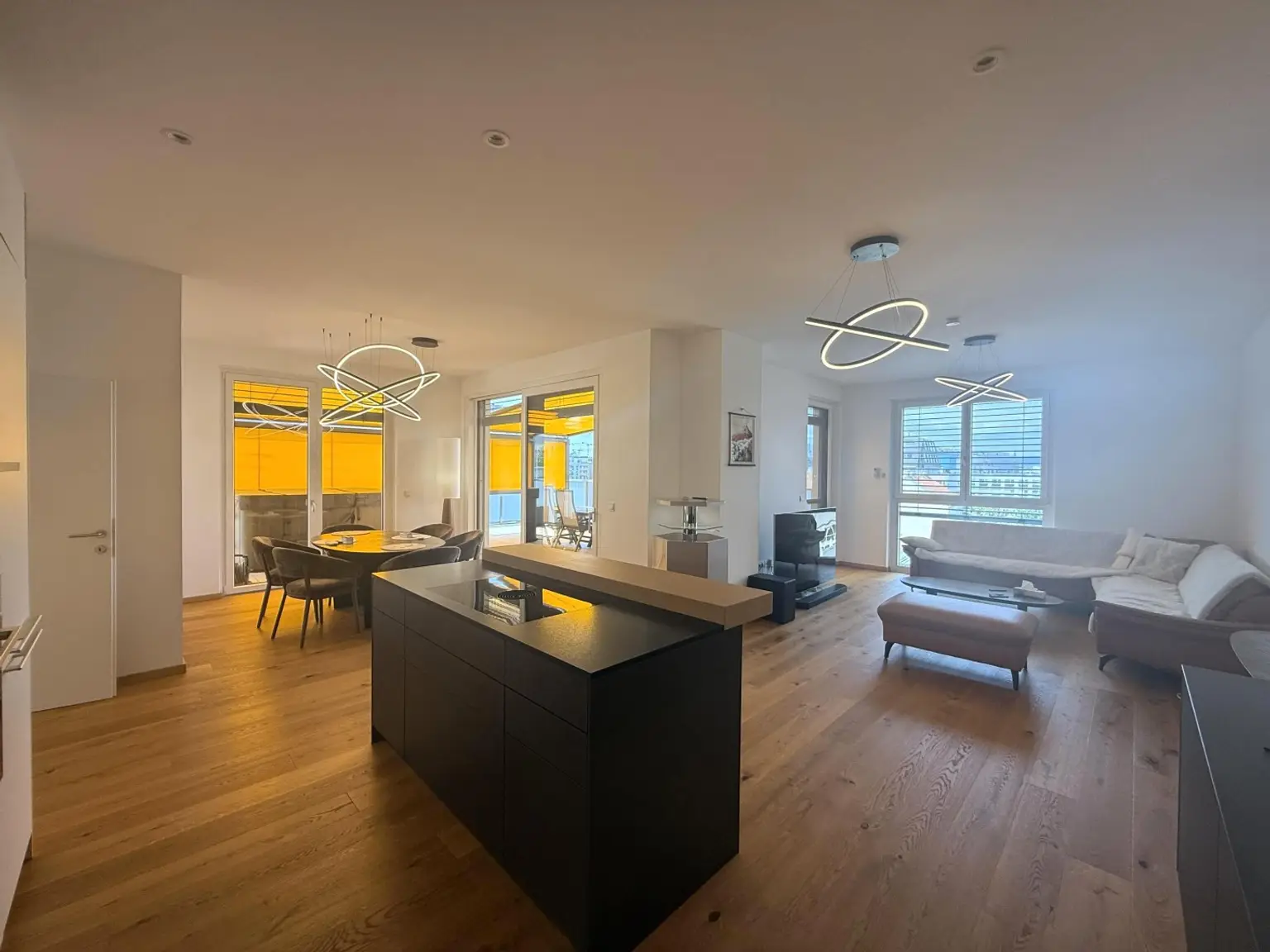 Luxus Penthouse mit Outdoor-Jacuzzi wird komplett möbliert vermietet // Luxury penthouse with outdoor Jacuzzi available for rent, fully furnished //