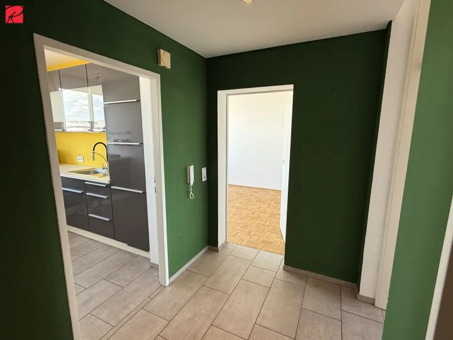 Einzigartiger Grünblick: Heller Neubau mit großer Küche!
