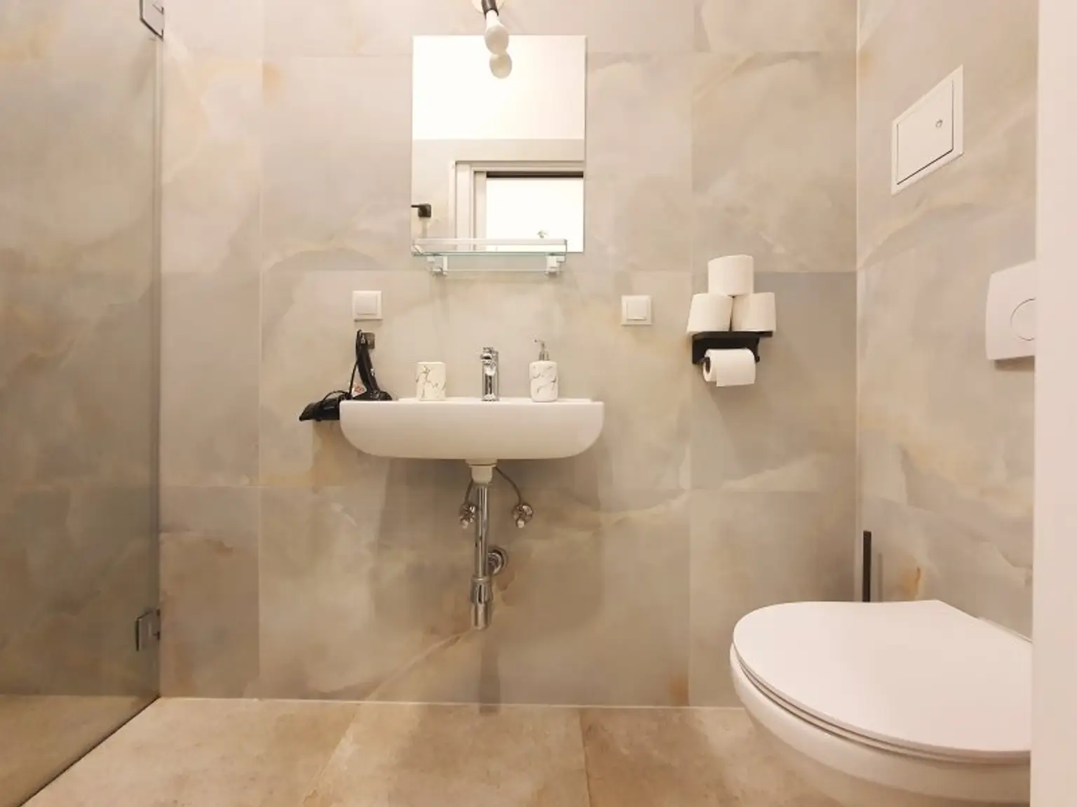 Badezimmer mit WC und Dusche