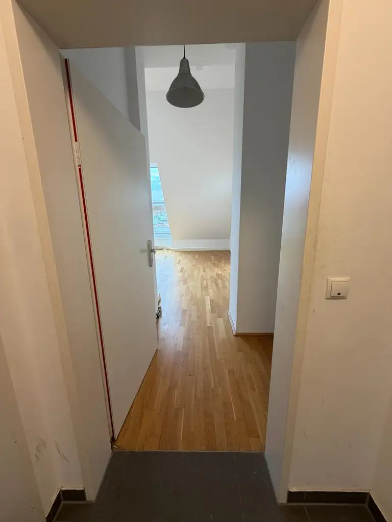 Helles 2 Zimmer - Büro - DG | wenige Schritte entfernt - Straßebahnlinie 46 | Nähe Brunnenmarkt & U6 Thaliastraße