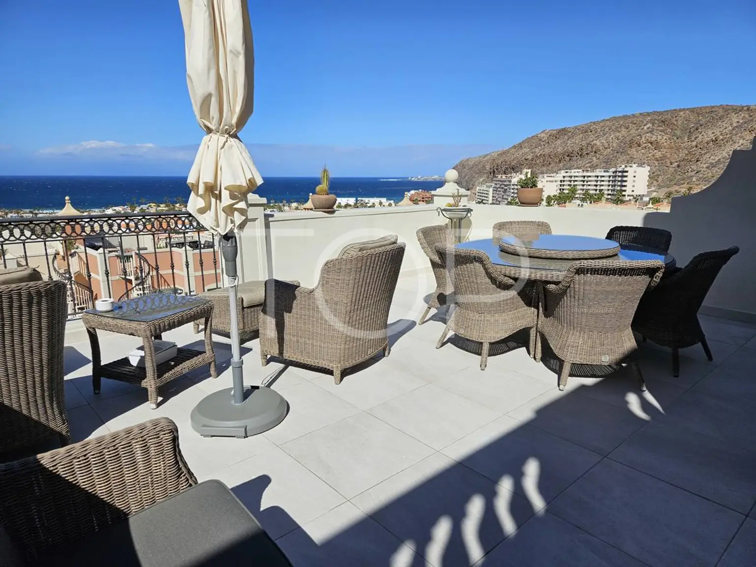 Exclusividad en Palm-Mar: espectacular dúplex ático con vistas al mar increíbles y  amplias terrazas