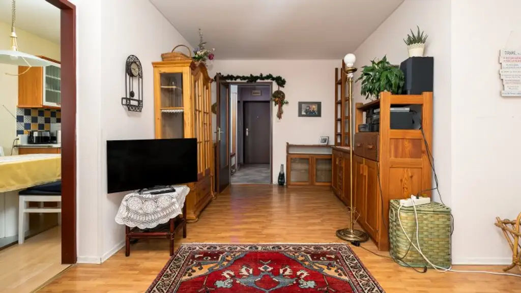 Gemütliche 2-Zimmer-Wohnung mit 2 Loggien, großer allgemeiner Garten – Ihr neues Zuhause!
