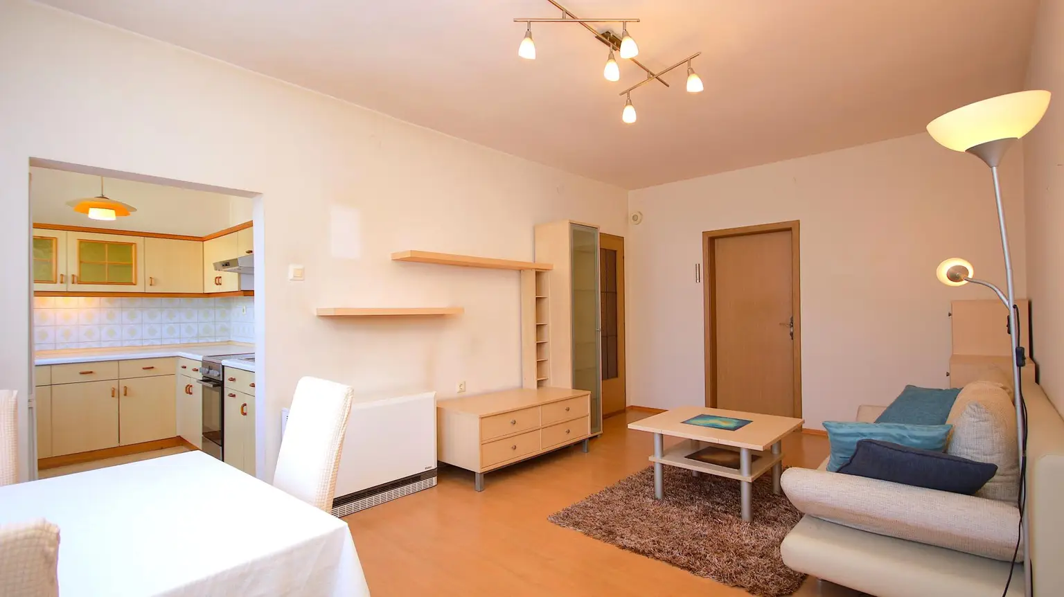 Wohnzimmer mit offener Küche