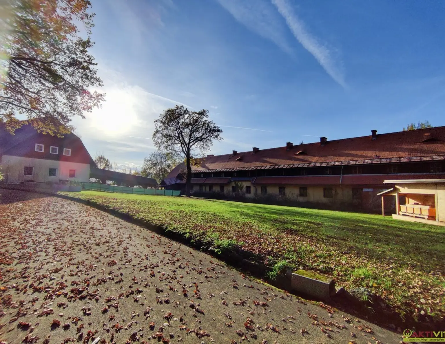 Projektliegenschaft mit großem Sanierungs- und Baupotential. - Nahe dem Flughafen. - Über 6.000 m² Bauland. - Vielfältiges Potential.