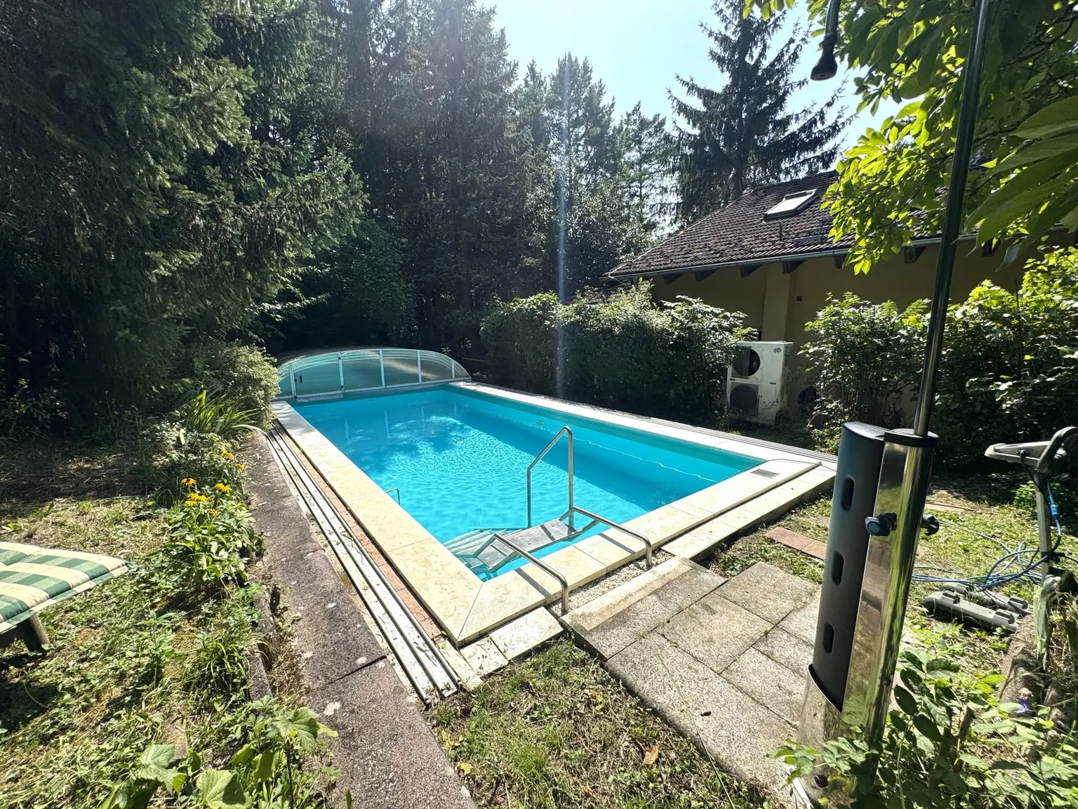 Großzügiges Einfamilienhaus mit Pool, Wintergarten und Doppelgarage mitten im Grünen!