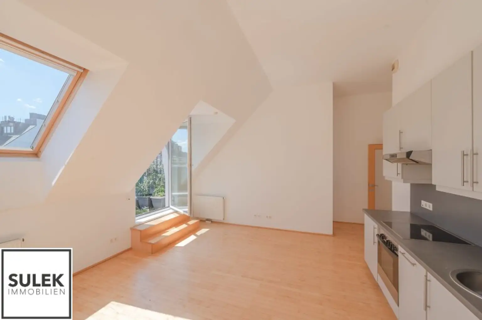 Großzügige, sonnige DG-Neubauwohnung mit hofseitiger Terrasse nahe Einkaufsstraße & U6 - ab 1.12.25!