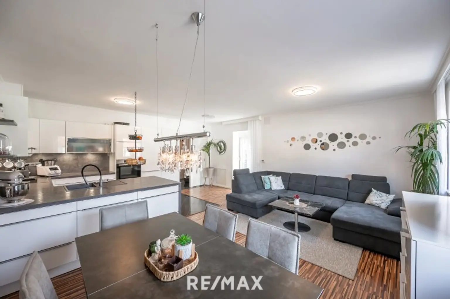 Blick vom Eßbereich zu Küche und Wohnbereich