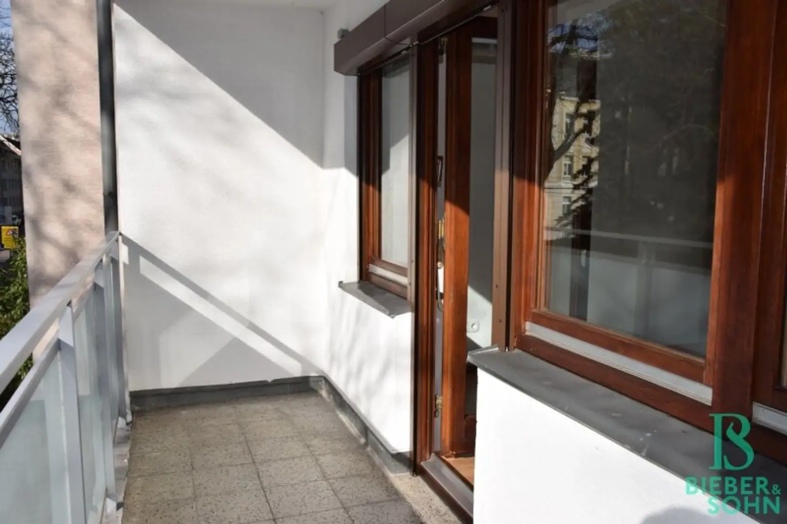 Eleganter "Retro-Style" - Großzügige, sonnige, ruhige Wohnung mit Süd-Loggia! 2 Garagenplätze!
