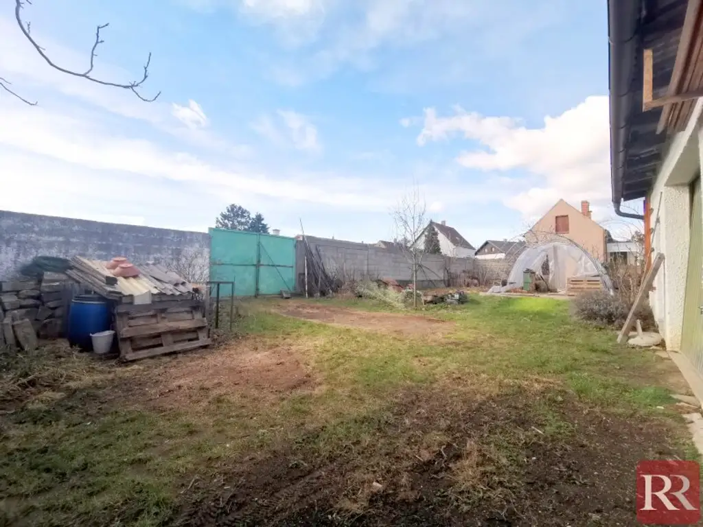 Sonniges Baugrundstück mit 50m² Halle