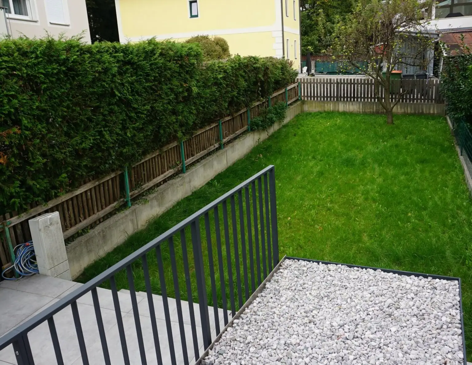 PROVISIONSFREI: FAMILIENFREUNDLICHE 4-ZIMMERWOHNUNG MIT TERRASSEN UND GARTEN
