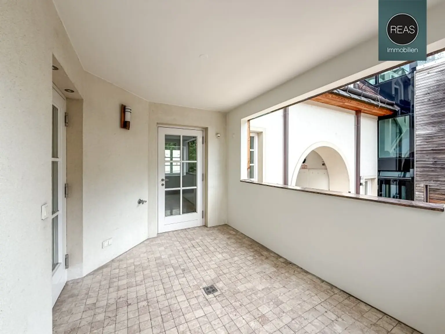 Provisionsfrei: Exklusives Maisonette - Apartment mit Loggia und Terrasse beim Beethoven Museum und Pfarrplatz! Garagen verfügbar!
