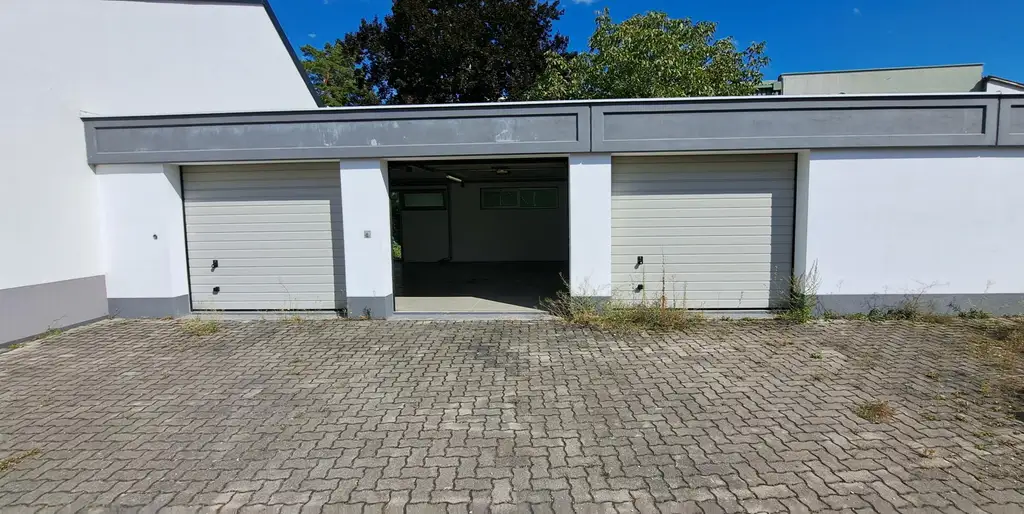 Zwei GARAGEN / HALLEN mit jeweils 3 STELLPLÄTZEN - zu mieten