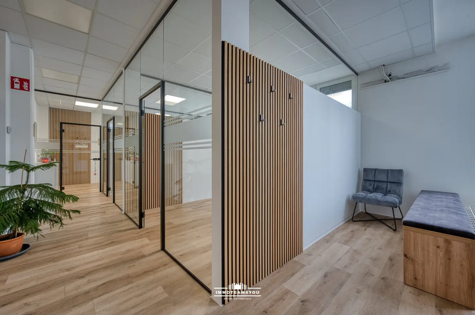 Wartebereich und Gang