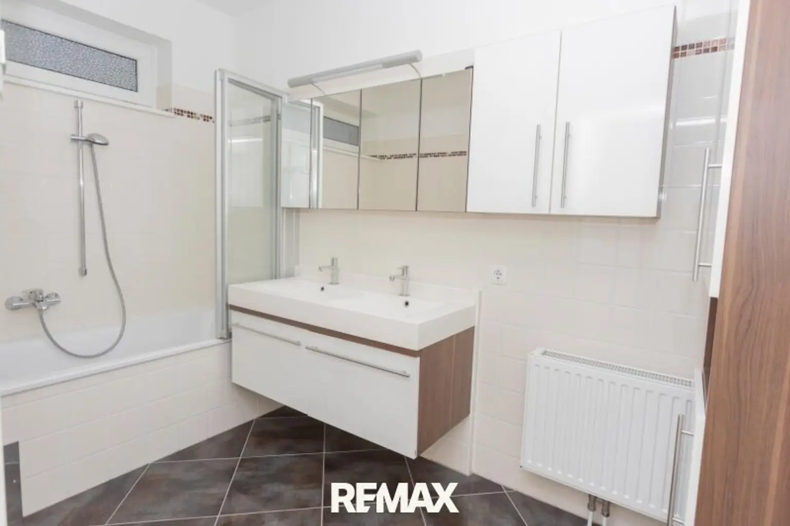 Badezimmer mit Badewanne und Fenster