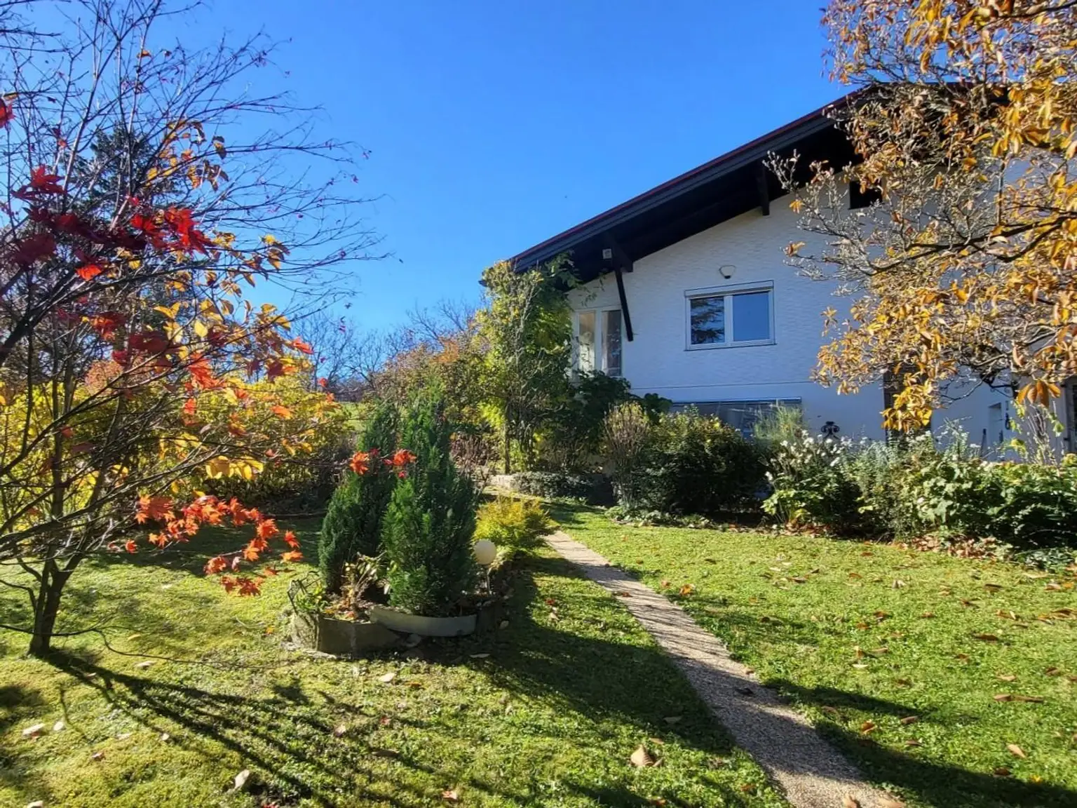 MASSIVHAUS MIT IDYLLISCHEM GARTEN IN SCHÖNER HÖHEN-AUSSICHTSLAGE