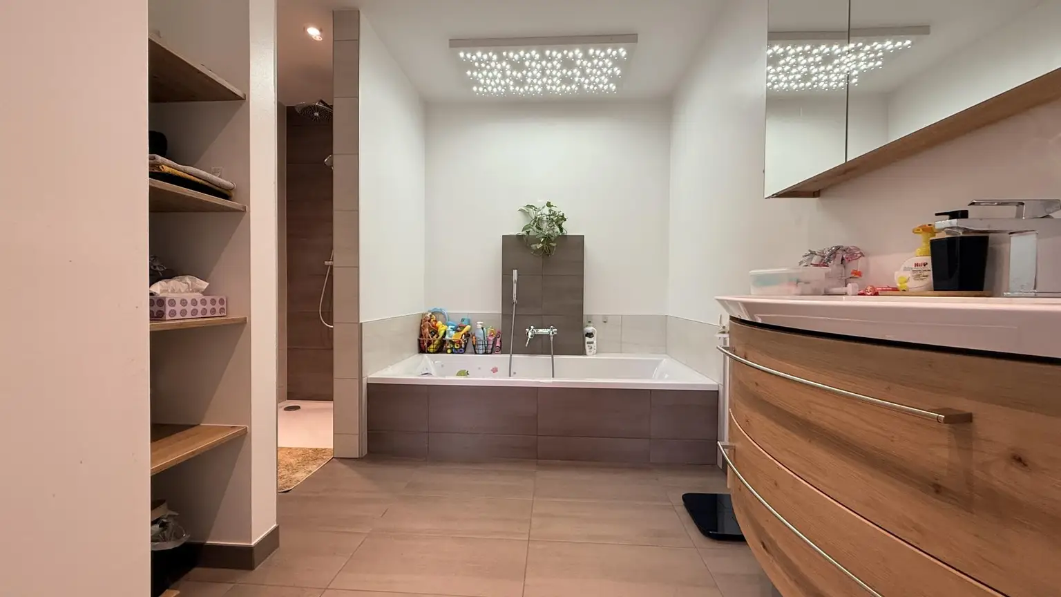Badezimmer mit Badewanne und Dusche