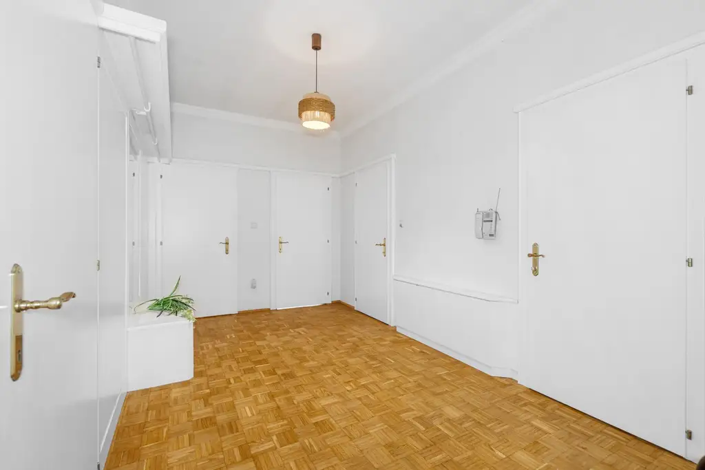 "Großzügiger Bungalow mit Wiennähe und XXL-Garage"