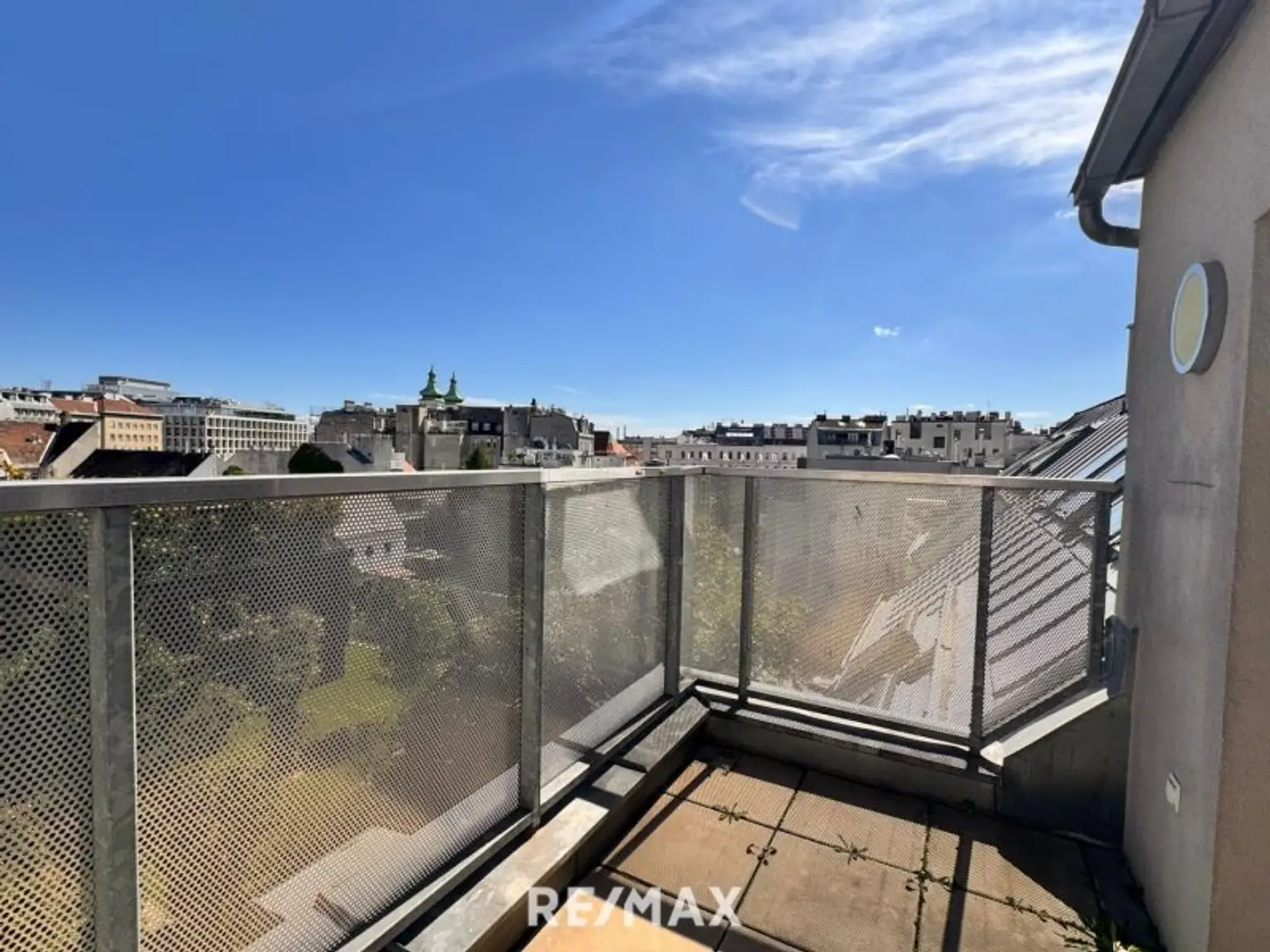 DACHGESCHOSSWOHNUNG MIT STIL&TOPLAGE NAHE ROCHUSMARKT