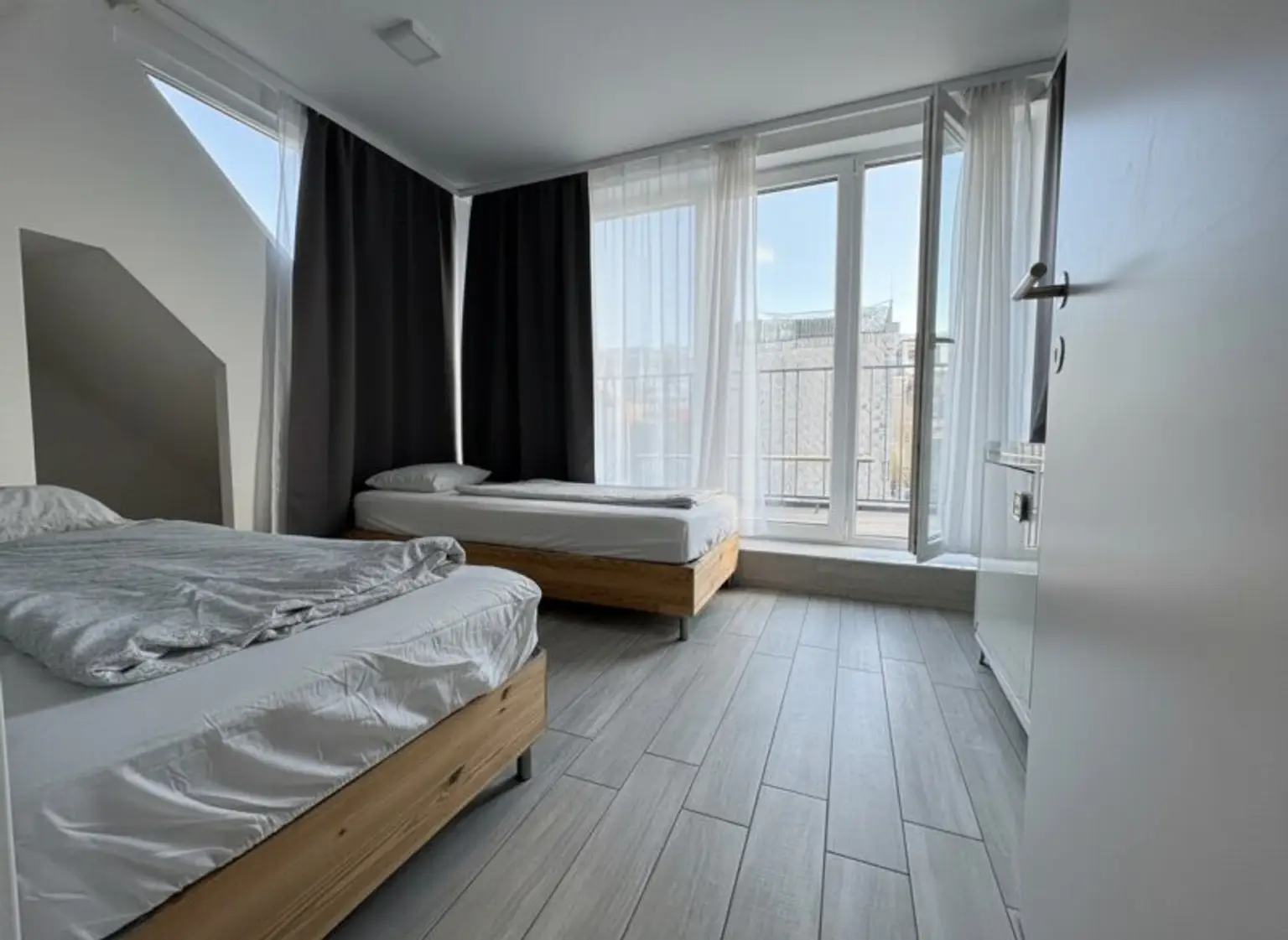 Exklusive Dachgeschoss-Wohnung: 4 Zimmer & 3 Terrassen (Heizkosten inkl.)