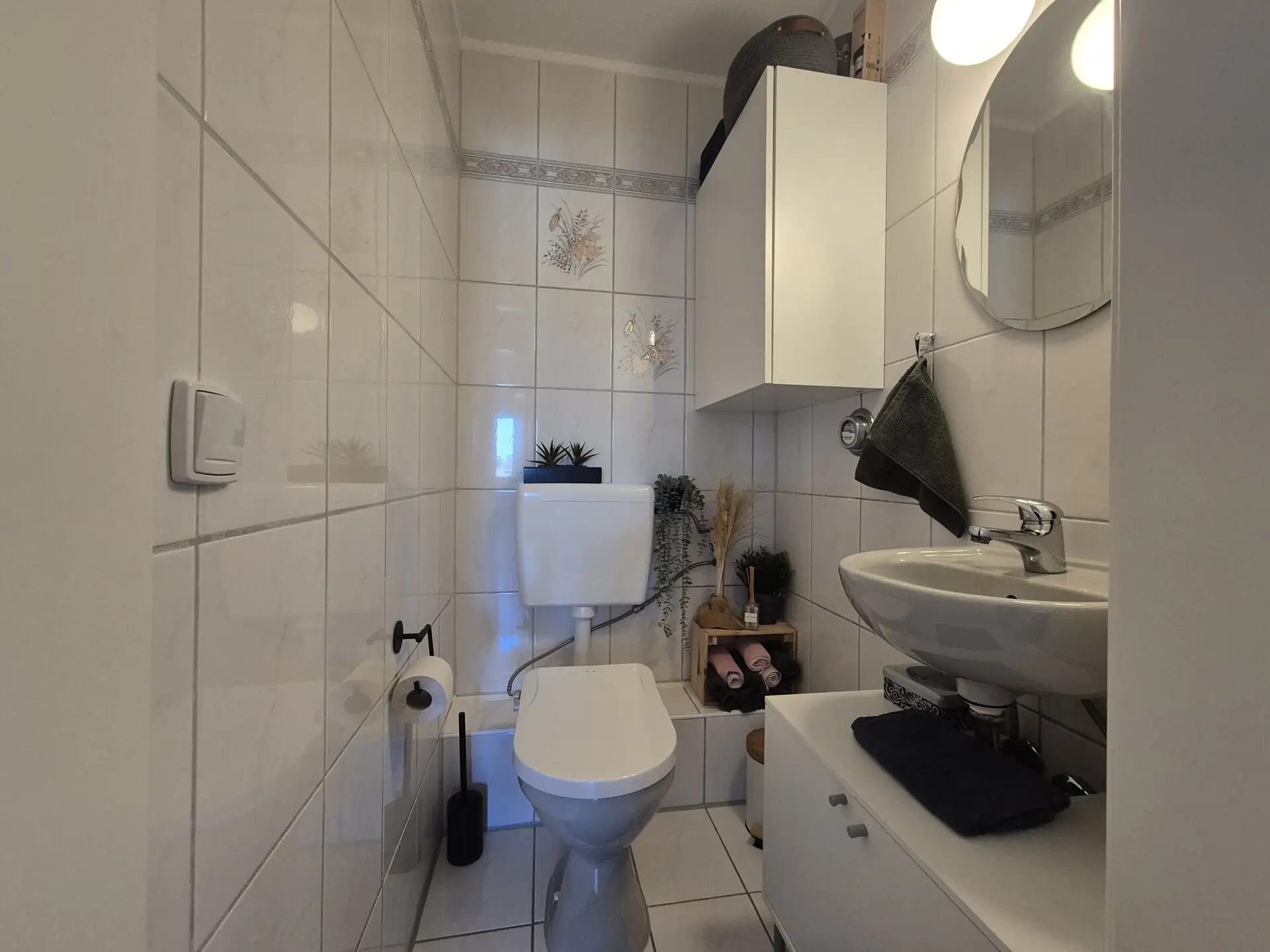 Separtes WC mit Waschbecken