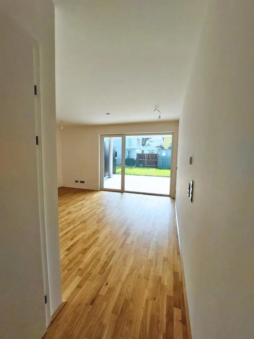 Blick in Wohnbereich von Flur aus