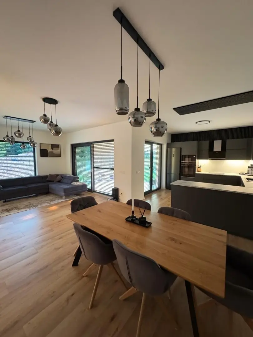Neuwertiges Wohnhaus in ruhiger Lage