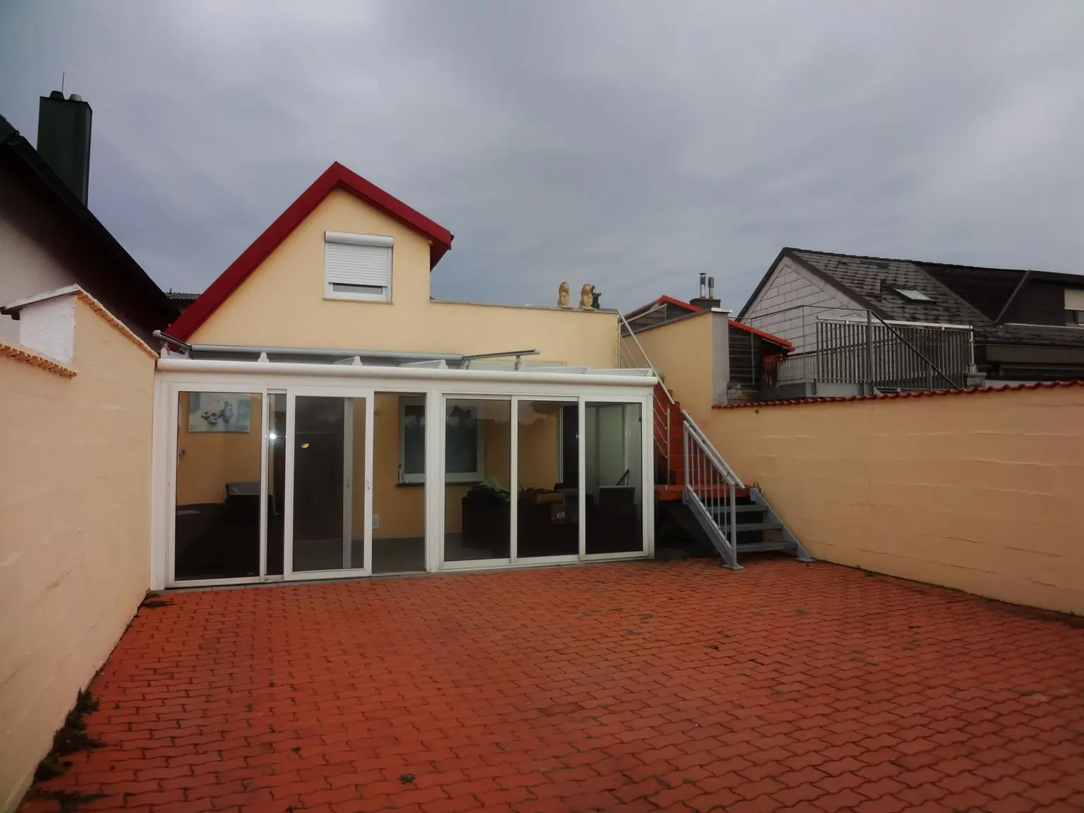 Innenhof mit Wintergarten