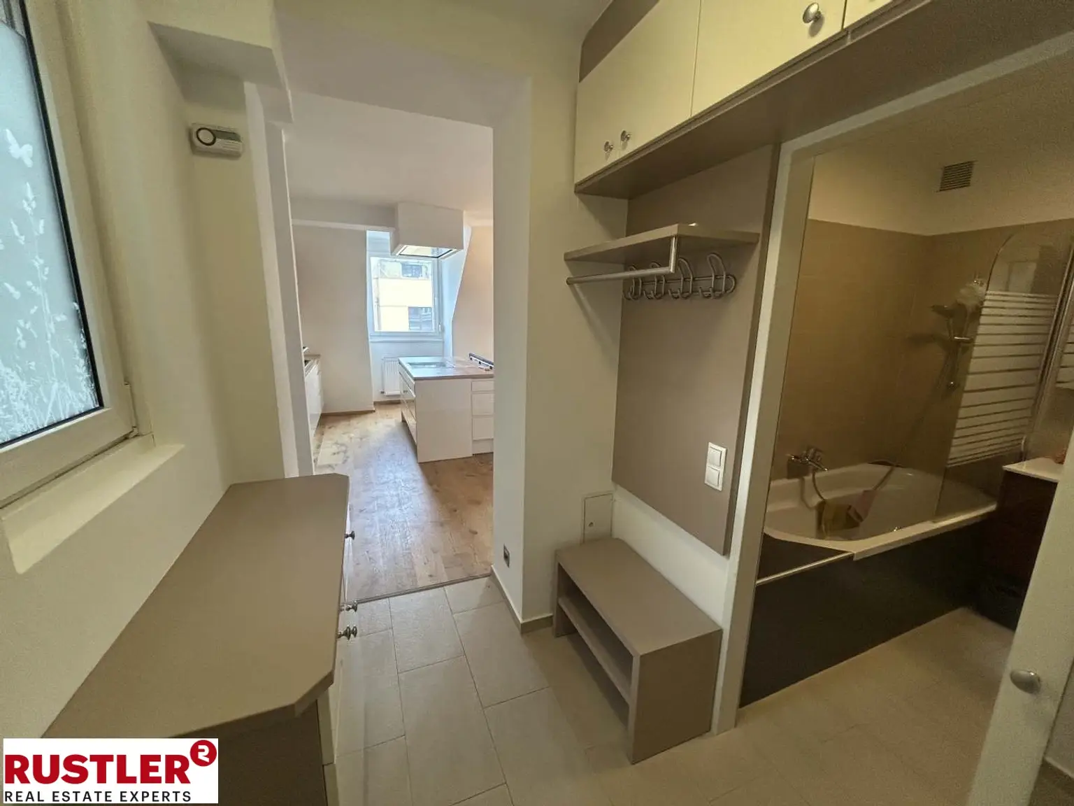 Moderne 2-Zimmer-Dachgeschosswohnung – Erstbezug nach hochwertiger Renovierung