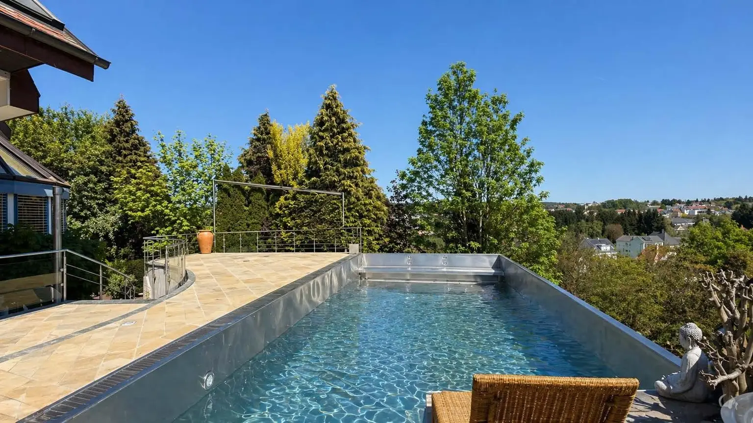 Pool mit Wasser (KI) befüllt