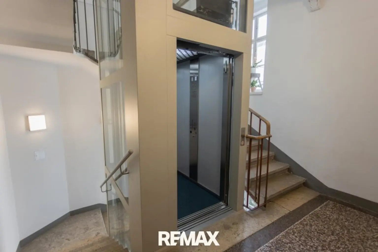 Stiegenhaus mit Lift