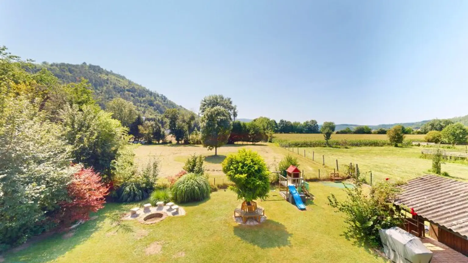 Entzückendes Einfamilienhaus mit großem Garten | 4 Zimmer | Terrasse und Balkon | Kamin