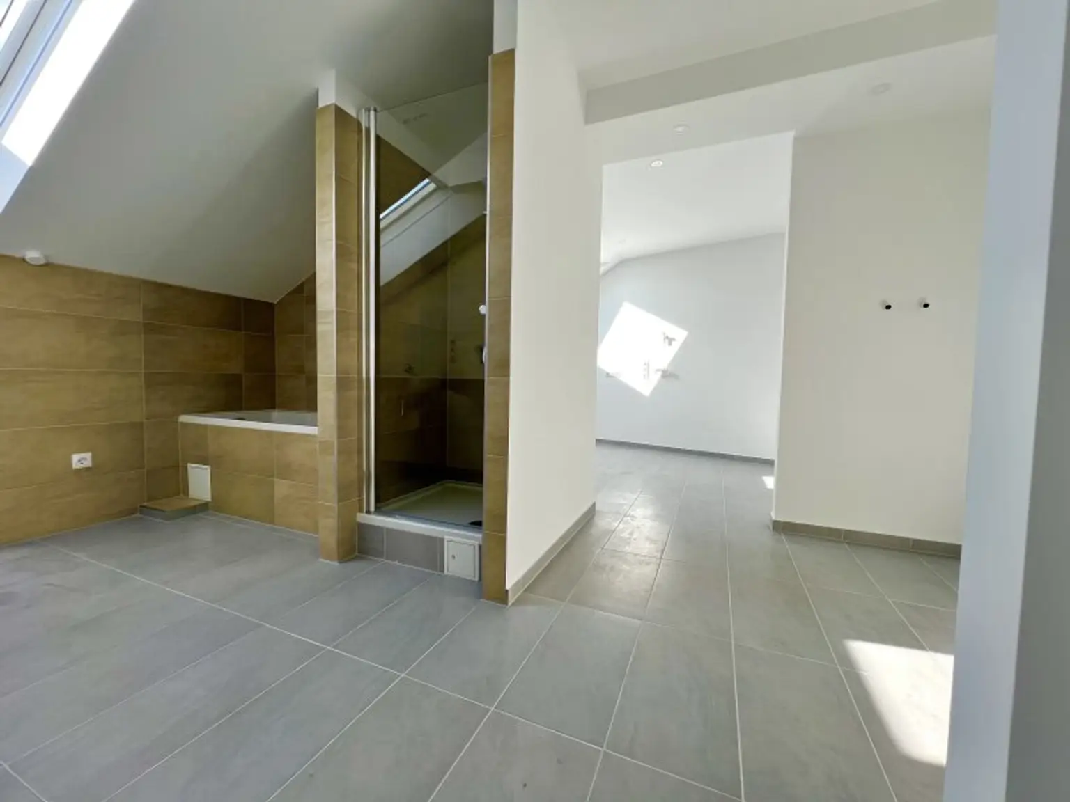 Hier bleiben keine Wünsche offen - Exklusive Maisonette mit 44m² Terrasse nahe Naschmarkt zu mieten!