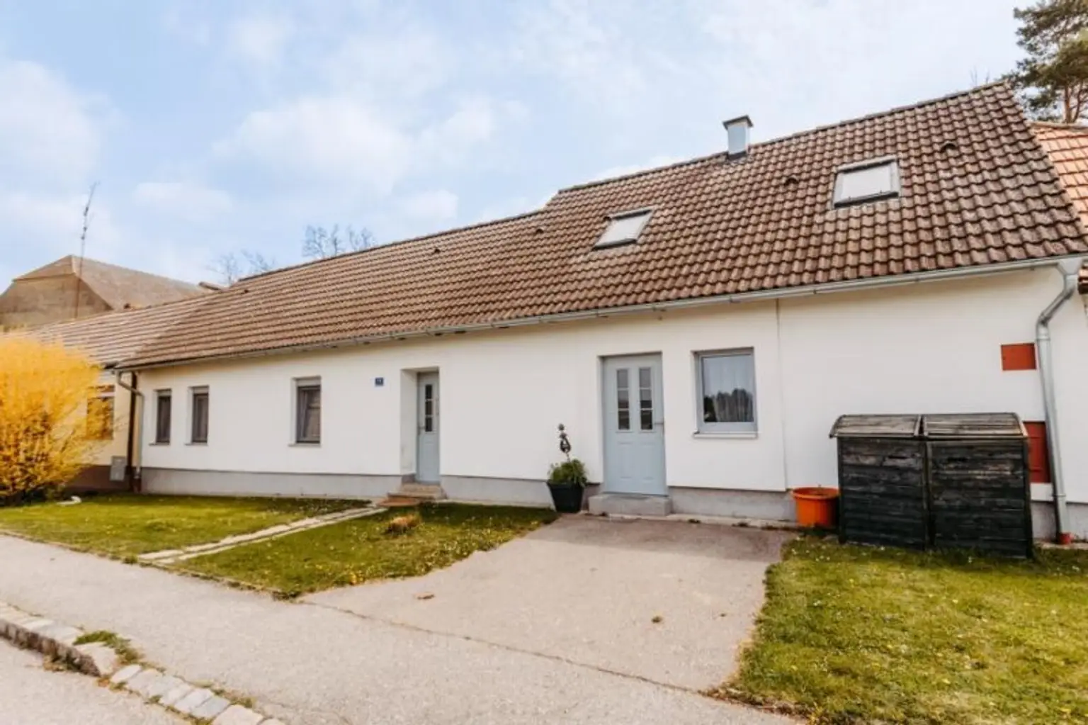 Gepflegtes, neu revitalisiertes  und liebevoll erhaltenes Landhaus. Natur, Sonne, Ruhe,  Seelenheil.