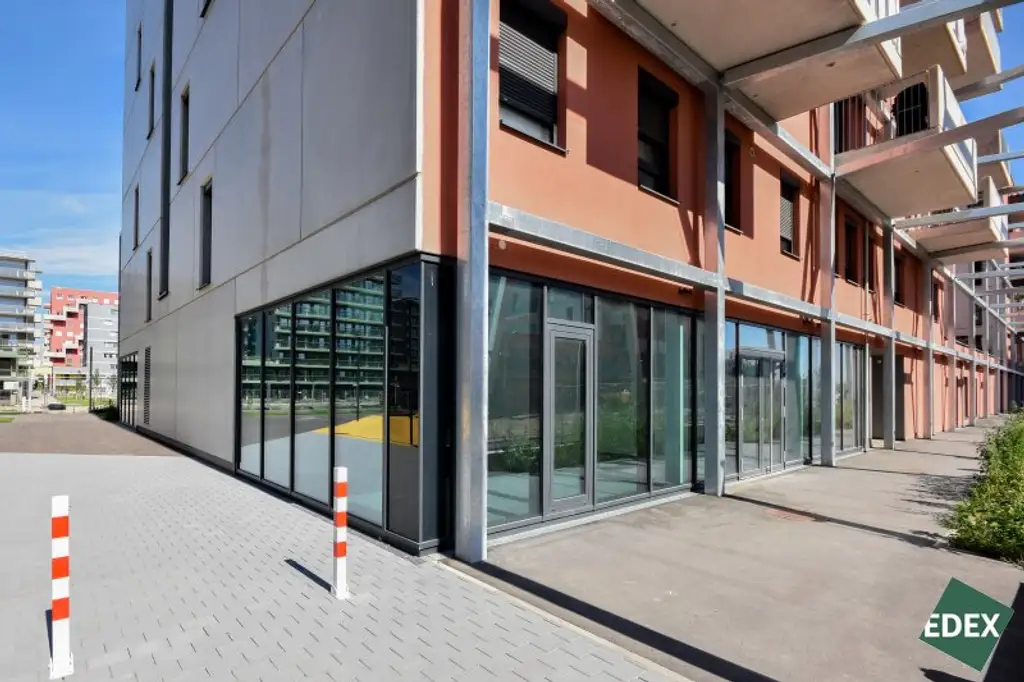 Moderne Geschäftsfläche in Neubausiedlung nahe Badeteich Hirschtetten