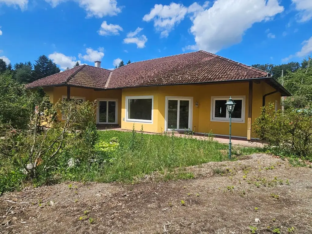 BAUMEISTERBUNGALOW IN FABELHAFTER WALDRANDLAGE