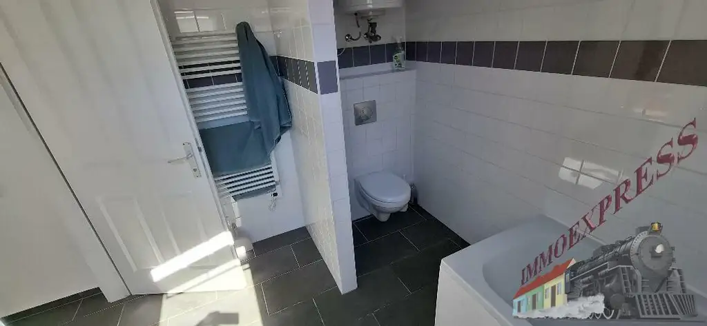 Wunderschöne Dachwohnung mit Klimaanlage in der Märzstraße Nähe S-Bahn - Einzug 1.12.25 unbefristeter Mietvertrag! Kein Lift im Haus!!!