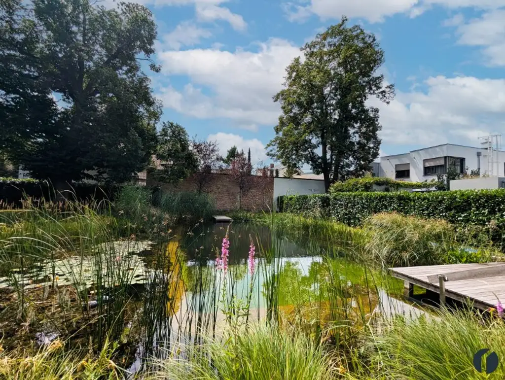Exklusives Refugium mit Schwimmbiotop – Stilvoll möbliertes 2-Zimmer-Apartment in Ruhelage
