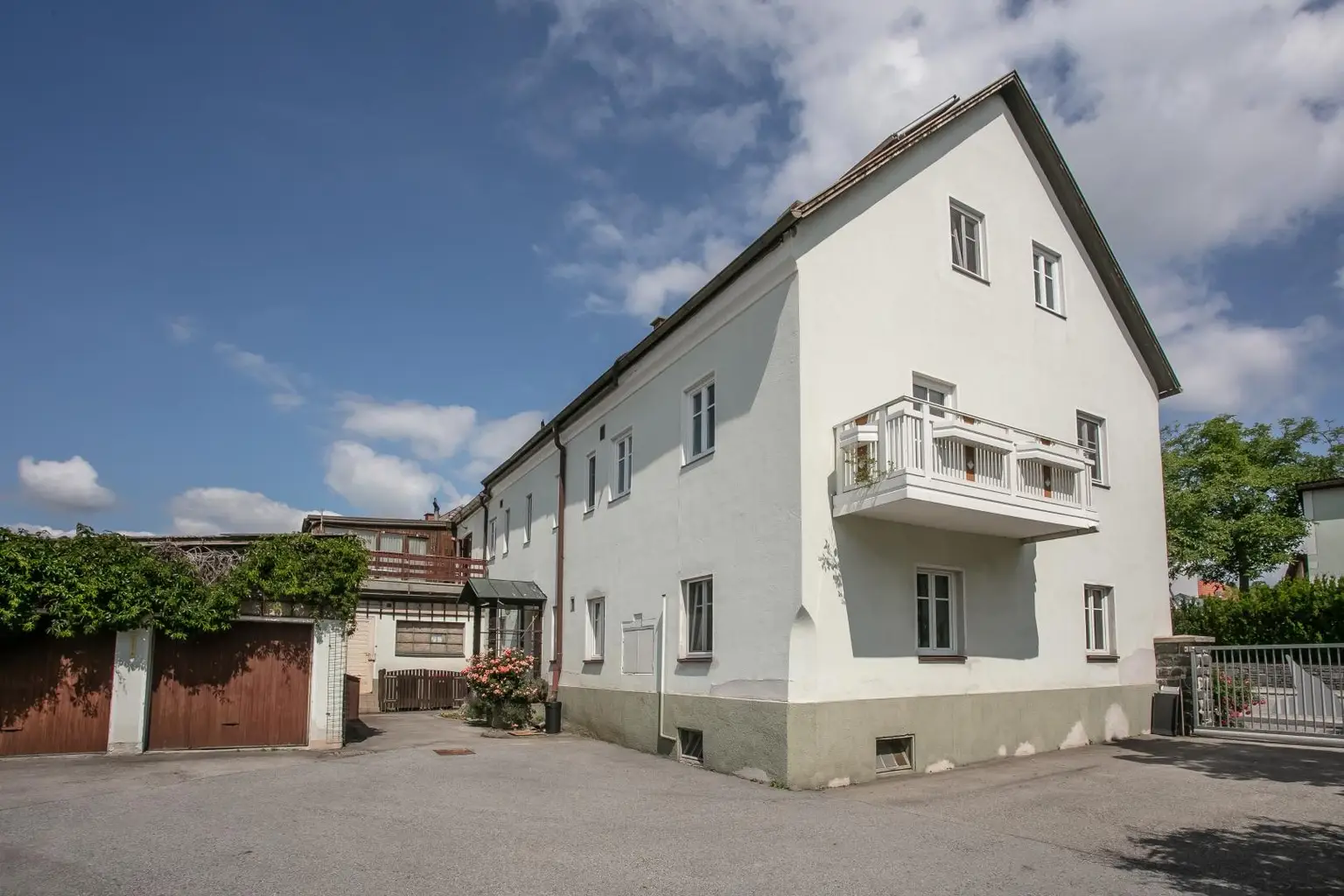 Mehrfamilienhaus - Zwei Wohneinheiten - Gewerbe möglich - großzügige Nutzflächen