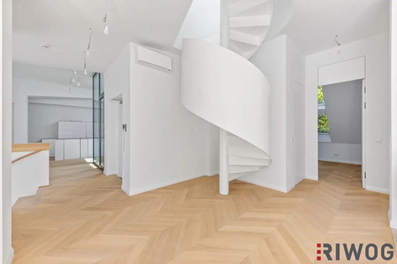 3,7m Raumhöhe im DG, Garage mit 2 Stellplätze, Atrium, Aufzug in die Wohnung und 360° Dachterrasse