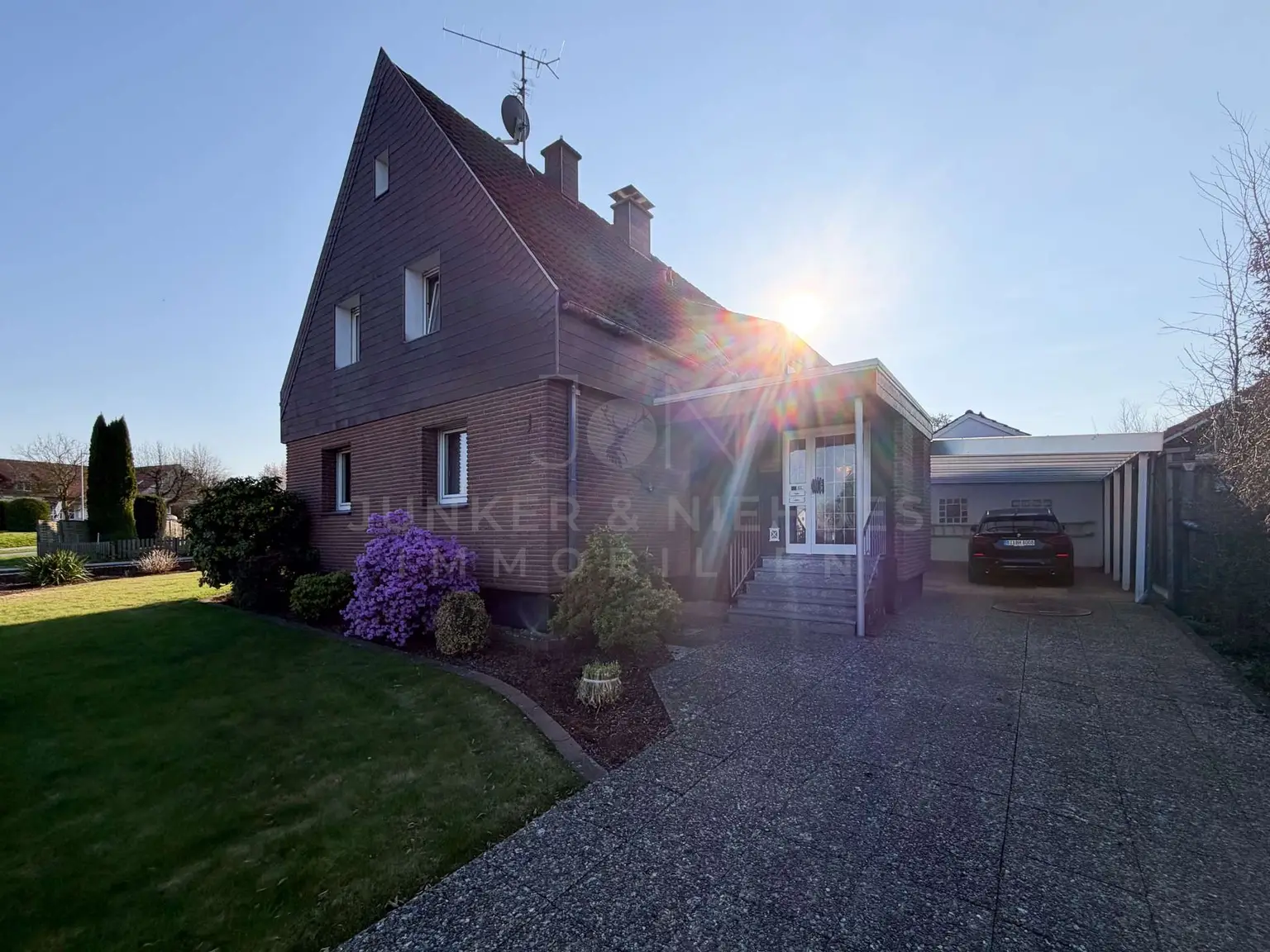 Hausansicht mit Einfahrt