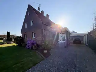 Hausansicht mit Einfahrt