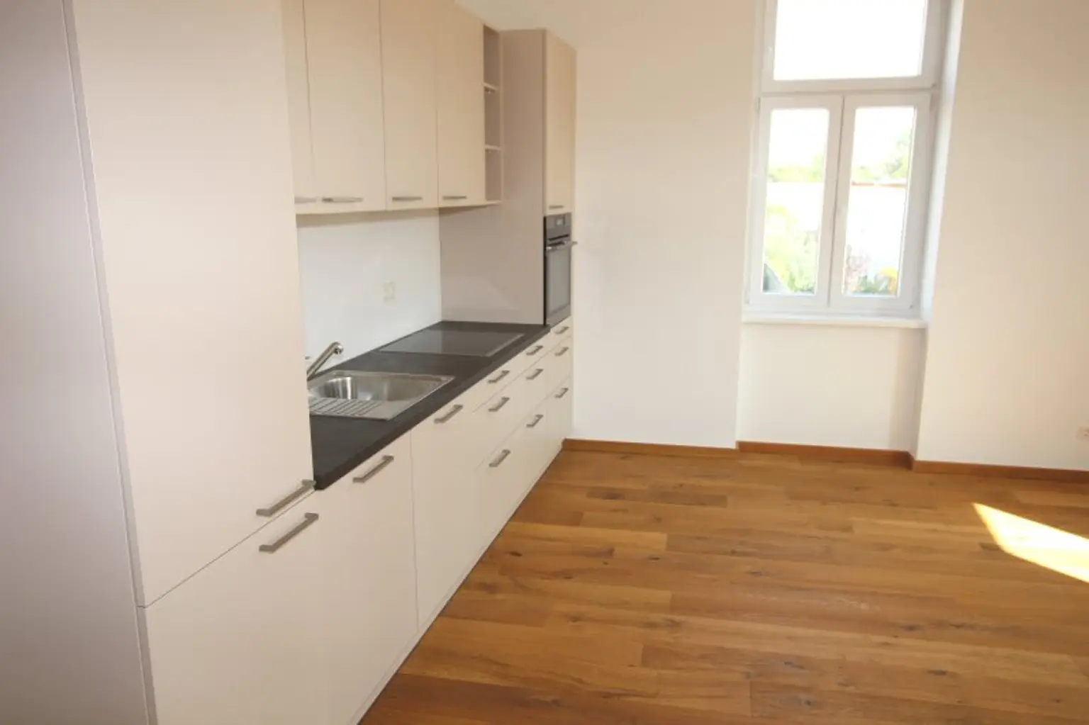GRÜNRUHELAGE KORNEUBURG, NAHE HAUPTPLATZ: MODERN WOHNEN IM REVITALISIERTEN STILALTBAU!!