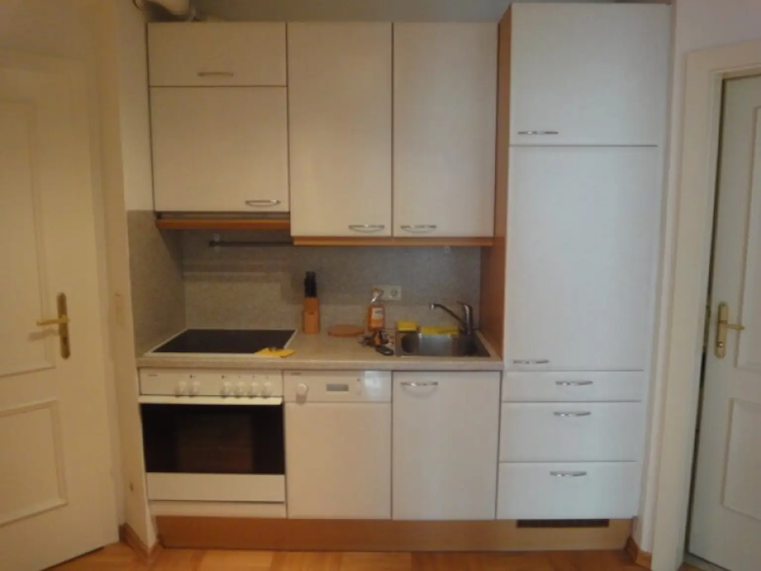 Komplett ruhig gelegene helle Wohnung mit 1 Schlafzimmer, teilmöbliert (Schrank und Sofa) Nähe Servitengasse ab 15. Dezember 2025