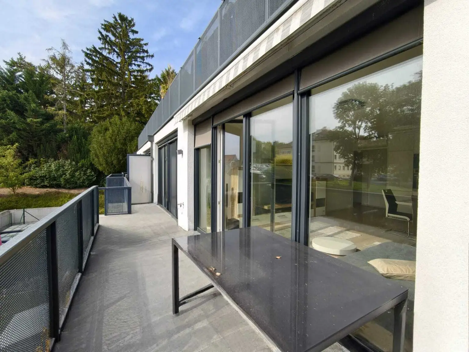 Moderne 3 Zimmerwohnung inkl. Balkon + 2 Garagenplätze!