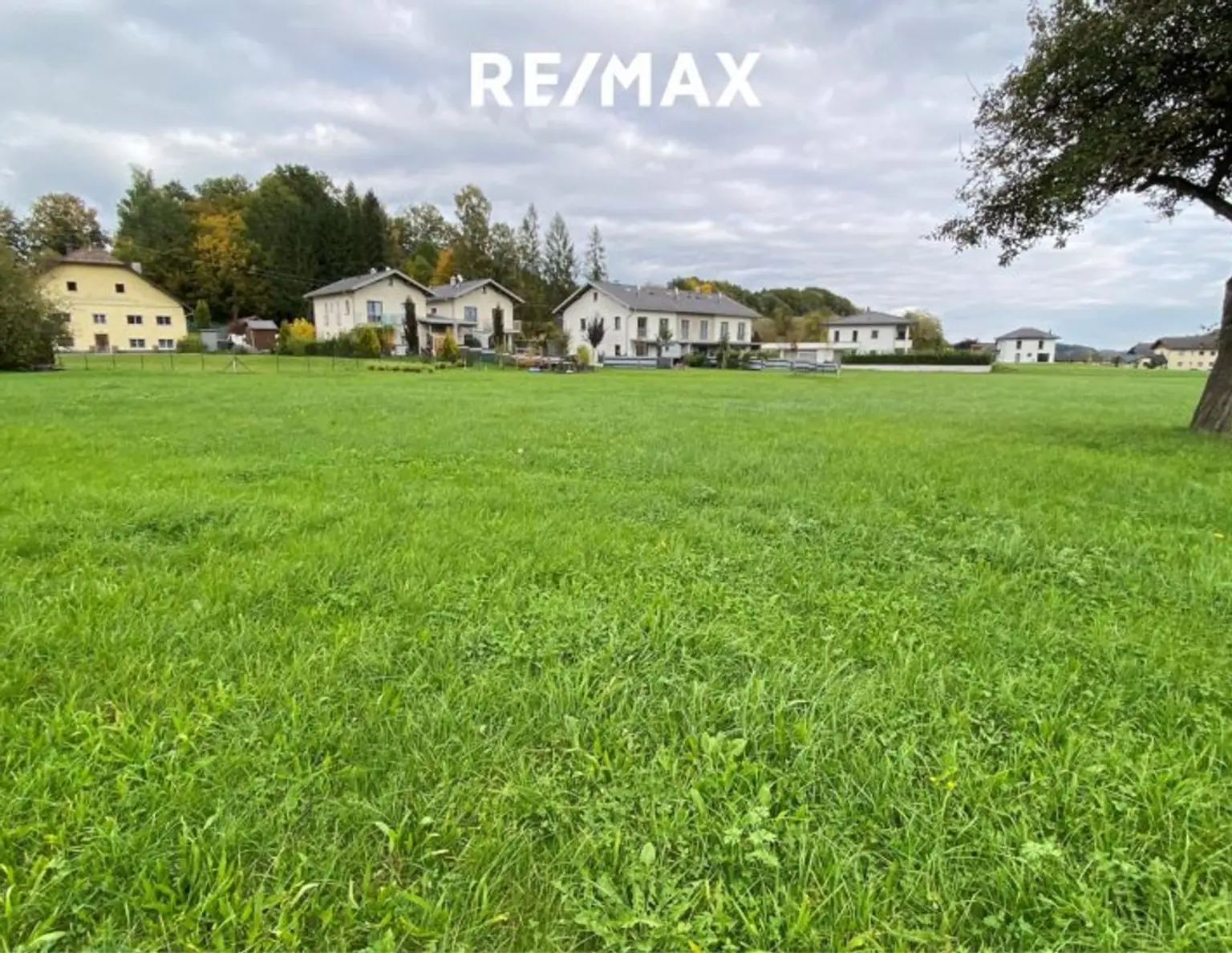 Sonniges, vollkommen ebenes Grundstück im Dorfgebiet von Gampern - Seltene Gelegenheit mit viel Potenzial