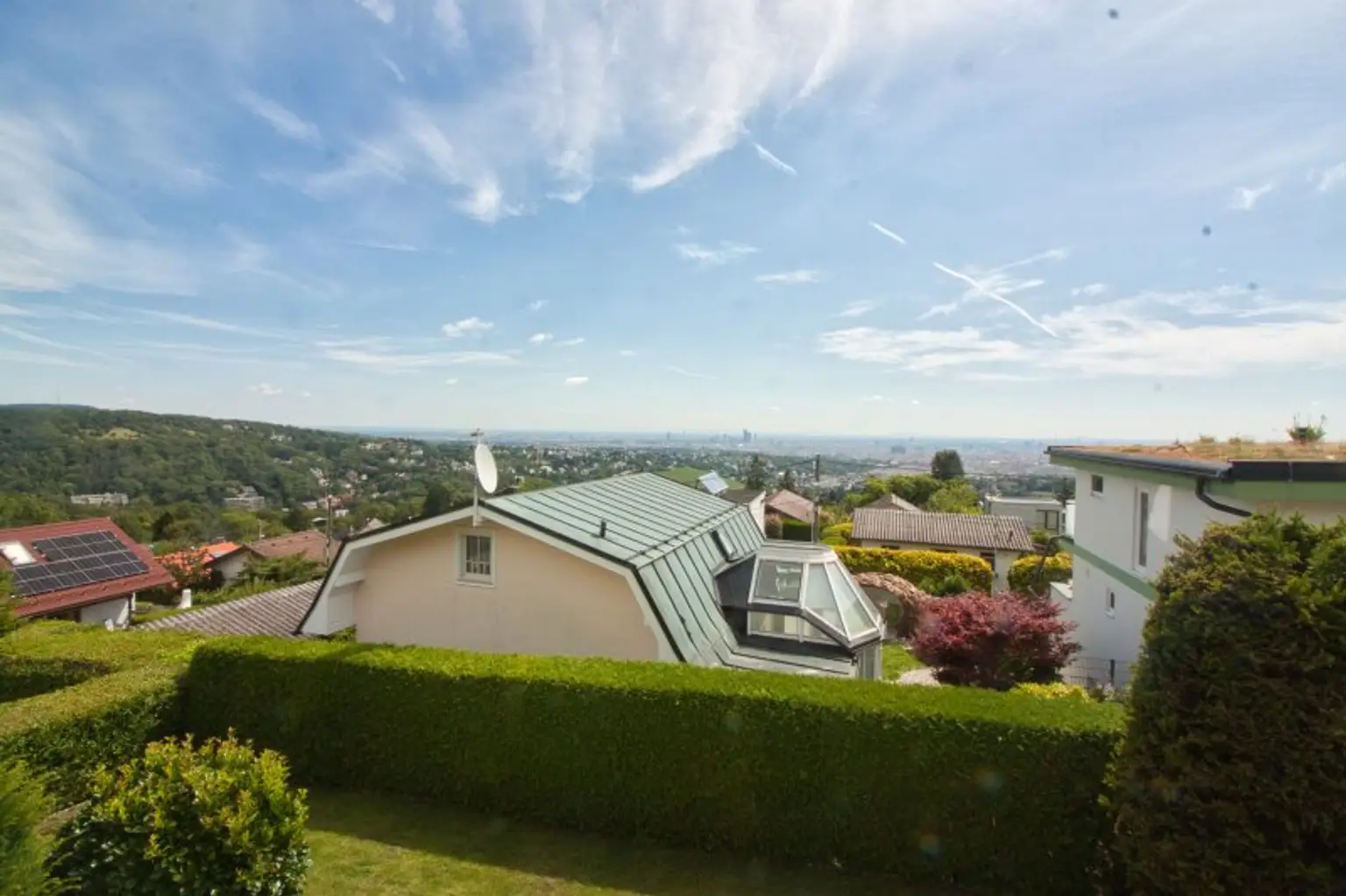 GANZ WIEN UNTER SICH | Eigengrund mit Blick über Wien und charmantem Kleingarten-/Einfamilienhaus am herrlichen HEUBERG