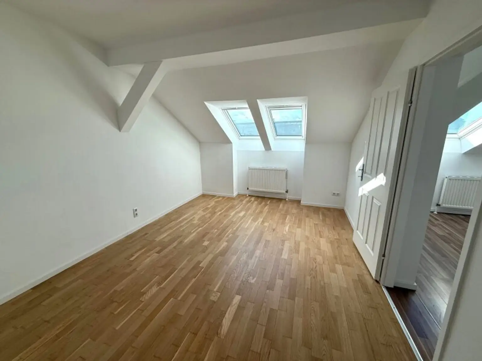 Nur ca. € 4.000 pro m² - 3 Zimmer DG-Wohnung  -  2 Gehminuten zur U3 Station Johnstraße