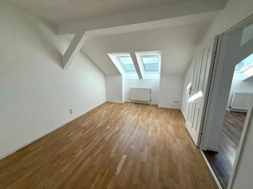 Nur ca. € 4.000 pro m² - 3 Zimmer DG-Wohnung  -  2 Gehminuten zur U3 Station Johnstraße